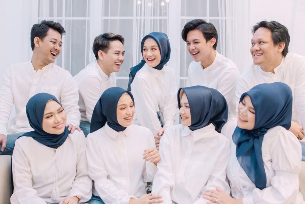 10 Pemotretan keluarga besar Dinda Hauw, simpel hingga elegan