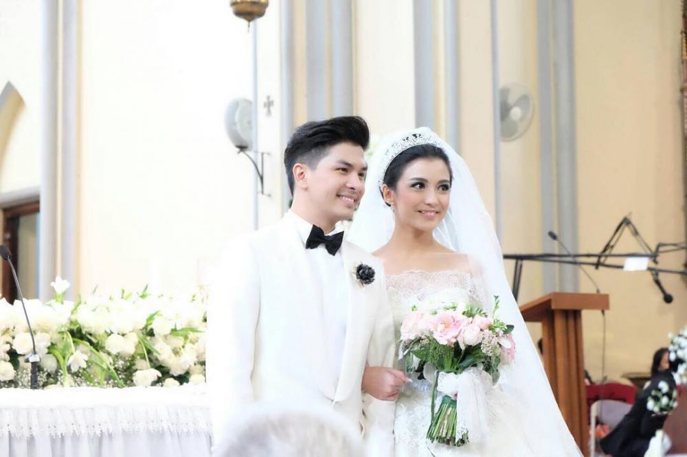 Jalani pacaran lebih 7 tahun, ini momen bahagia 7 seleb saat nikah