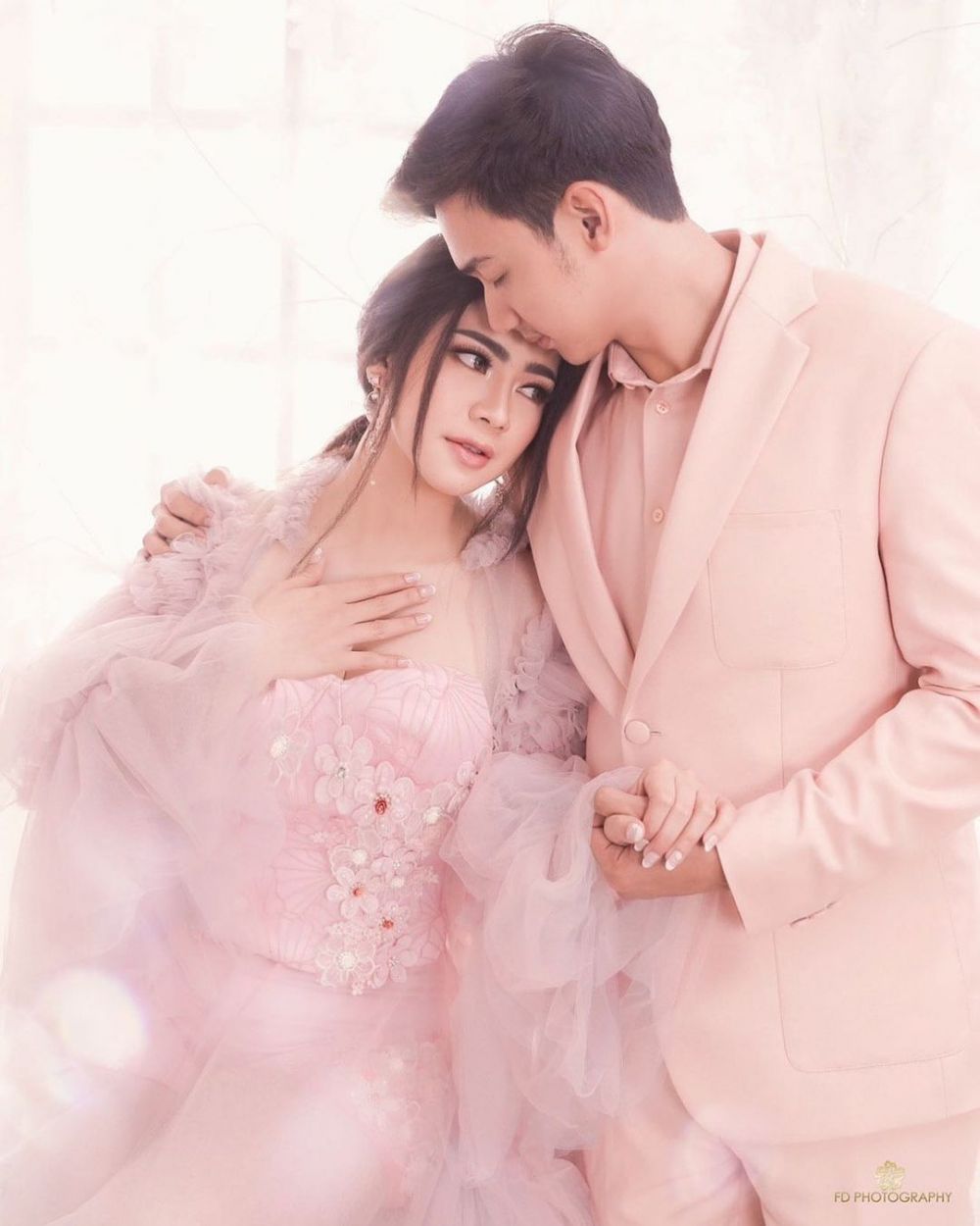 7 Perjalanan cinta Felicya & Hito Caesar, sempat putus & tunda nikah