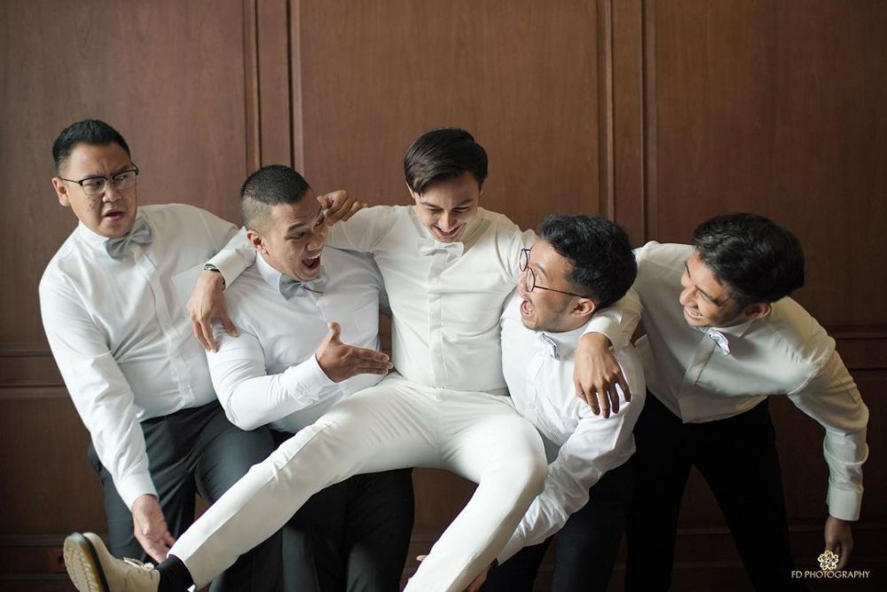8 Momen kebersamaan Caesar Hito dan groomsmen, seru dan kompak