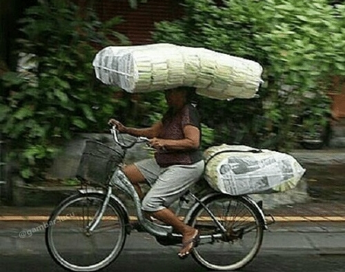 10 Tingkah kocak bawa barang pakai sepeda bikin geleng kepala