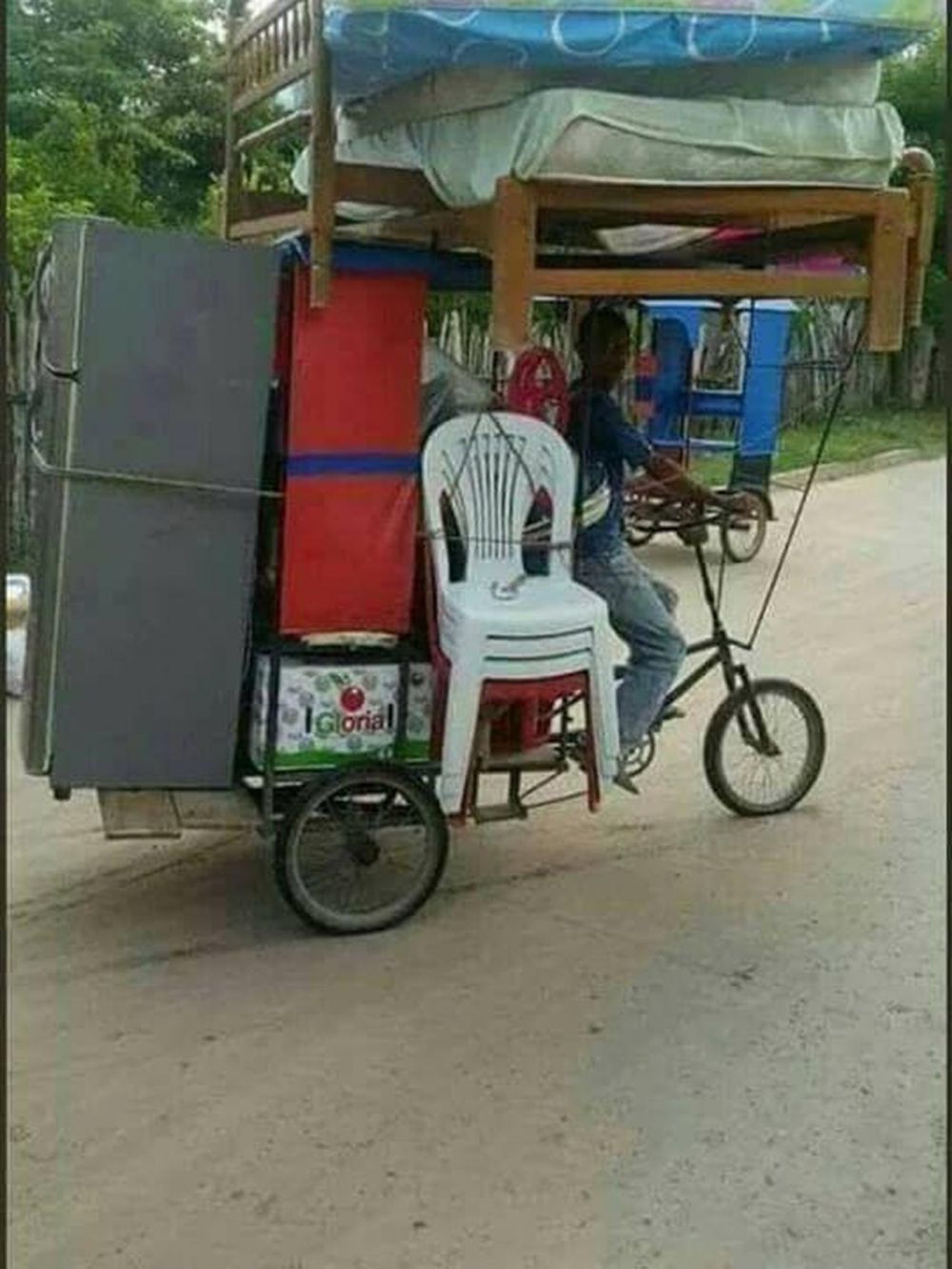 10 Tingkah kocak bawa barang pakai sepeda bikin geleng kepala