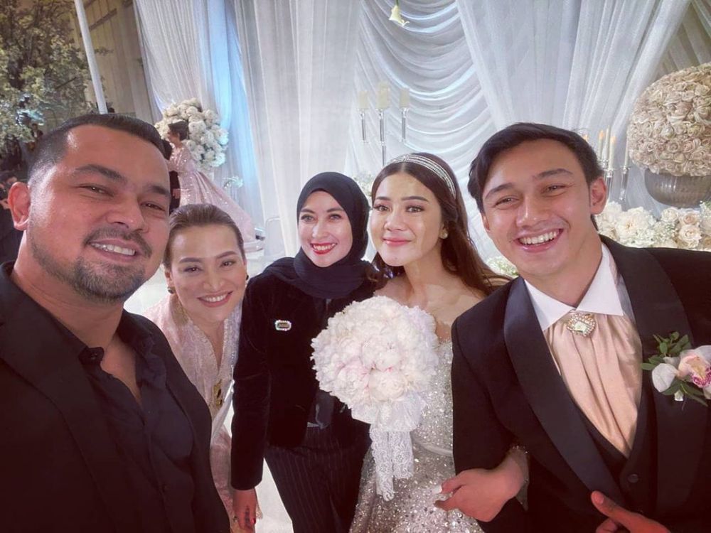 Gaya 12 seleb hadiri pernikahan Felicya Angelista dan Caesar Hito