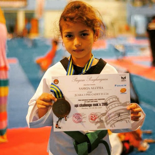 10 Potret masa kecil Saskia Chadwick, rambut bulenya curi perhatian