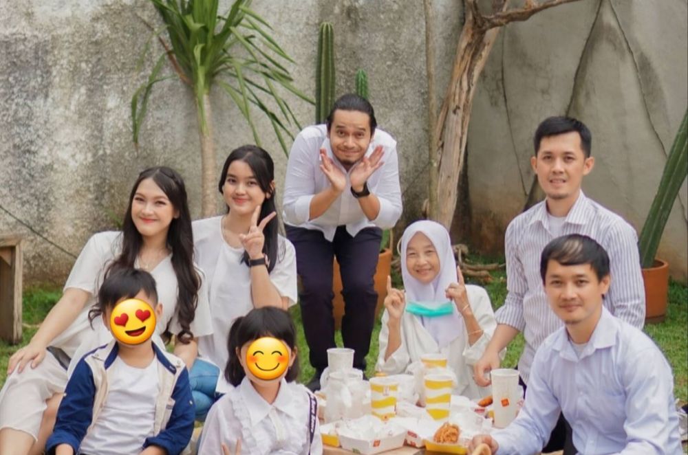 10 Momen baby shower Ana Riana, bertema garden party serba putih