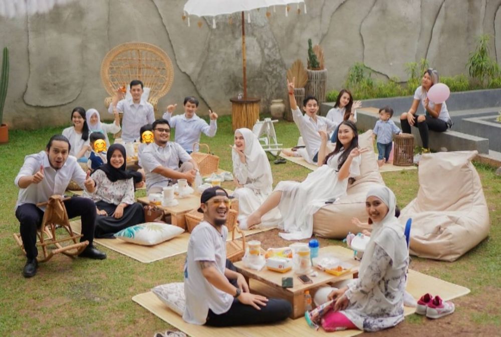 10 Momen baby shower Ana Riana, bertema garden party serba putih