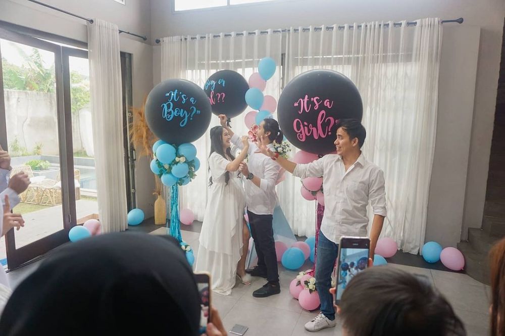 10 Momen baby shower Ana Riana, bertema garden party serba putih