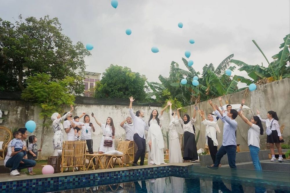 10 Momen baby shower Ana Riana, bertema garden party serba putih