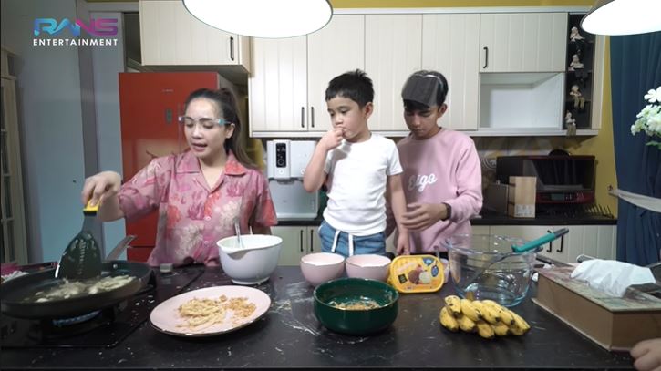 10 Potret dapur Nagita Slavina usai direnovasi, ada akuarium besar