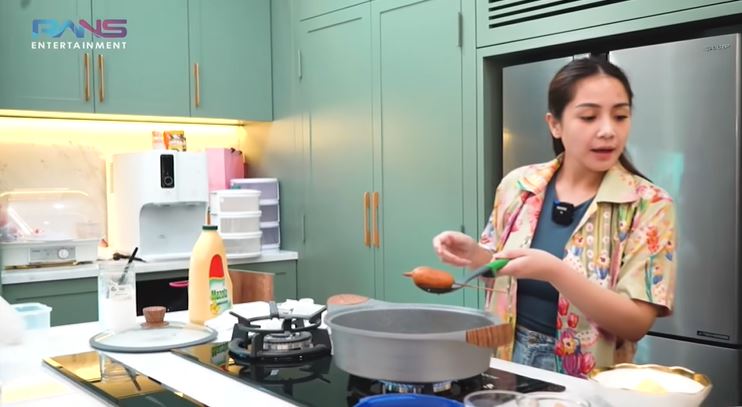 10 Potret dapur Nagita Slavina usai direnovasi, ada akuarium besar