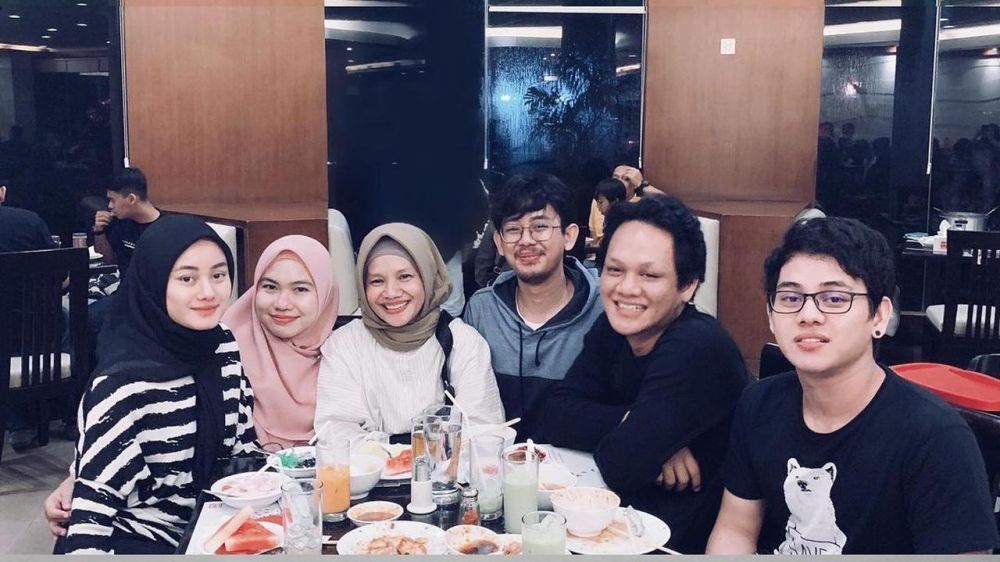 8 Potret kompak Dinda Hauw bareng saudara ipar, penuh kehangatan