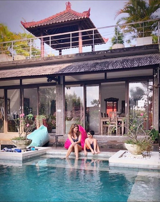 Potret vila 8 pesinetron Tanah Air, punya Citra Kirana saung bambu