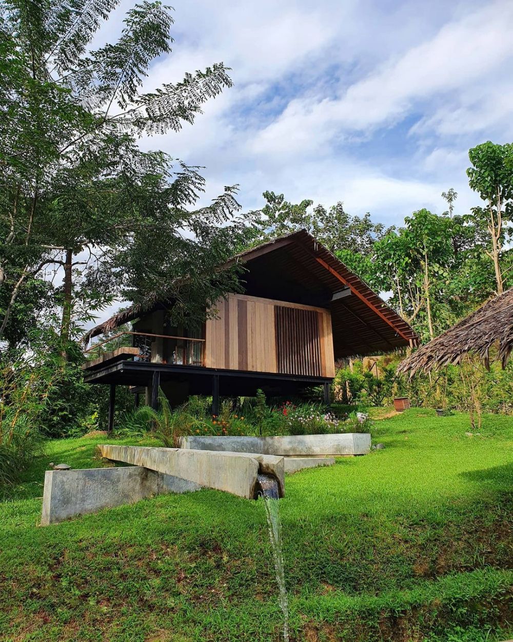Potret vila 8 pesinetron Tanah Air, punya Citra Kirana saung bambu