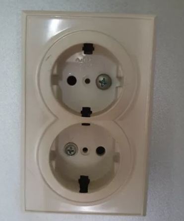 10 Cara absurd gunakan saklar & colokan listrik ini bikin gagal paham