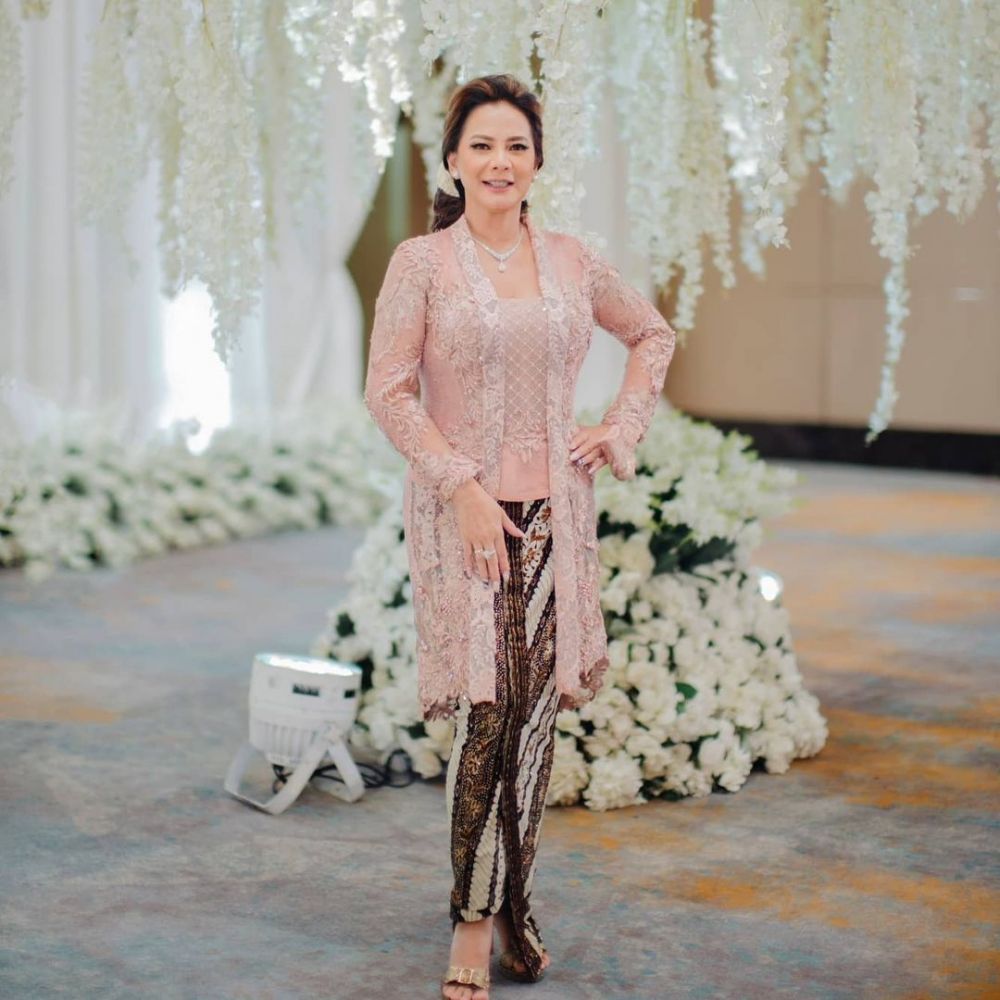 Potret 10 seleb 50-an tahun lebih pakai kebaya, anggun memesona