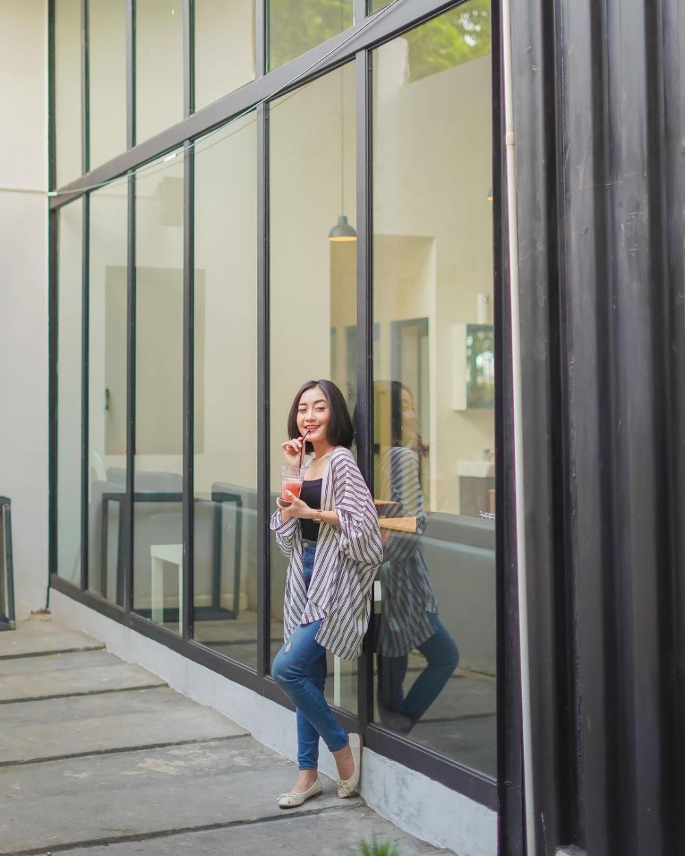 10 Penampakan kafe milik suami Vebby Palwinta, Instagramable abis