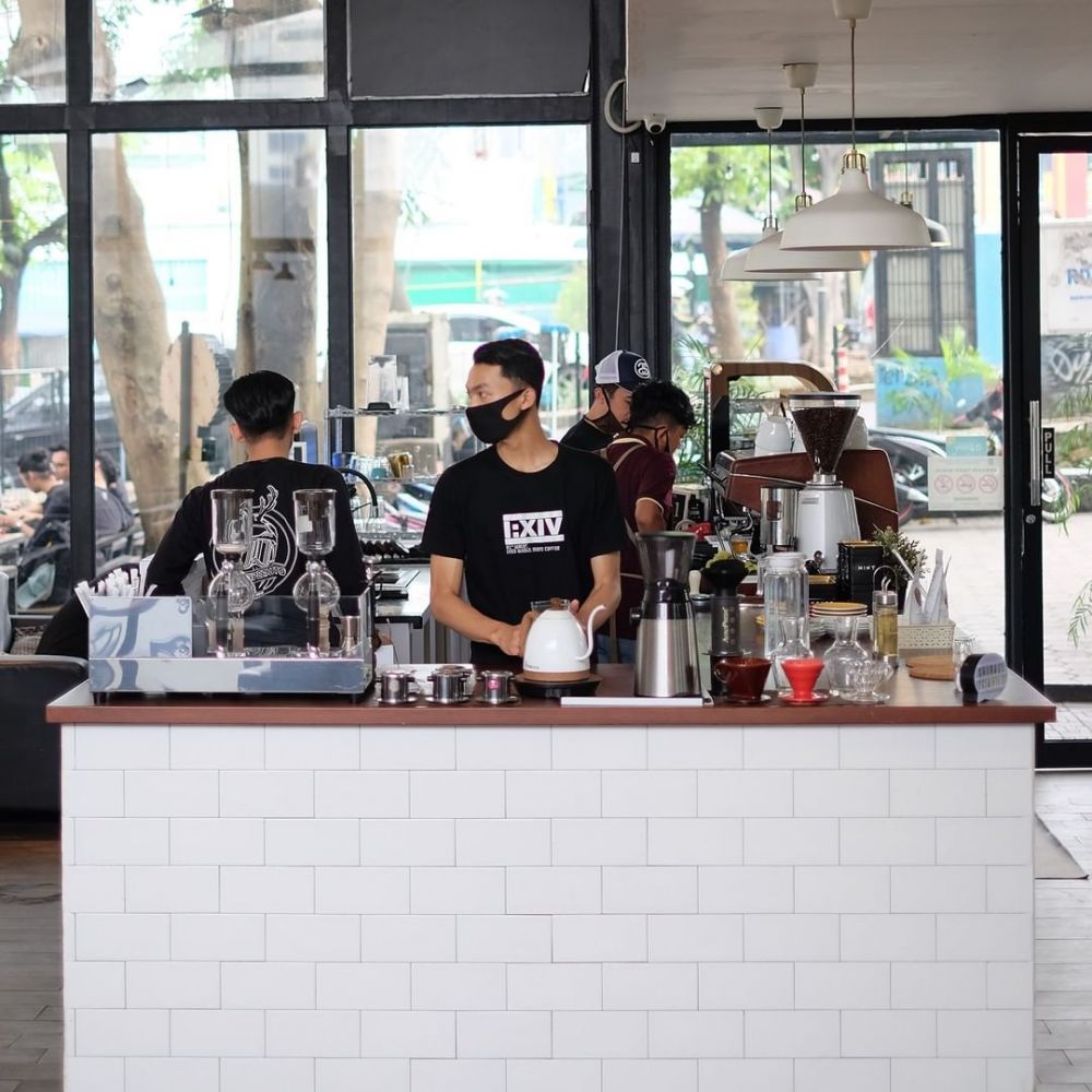 10 Penampakan kafe milik suami Vebby Palwinta, Instagramable abis