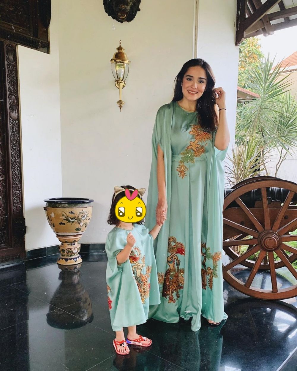 10 Penampakan rumah Yasmine Wildblood & Abi Yapto, bergaya klasik Jawa