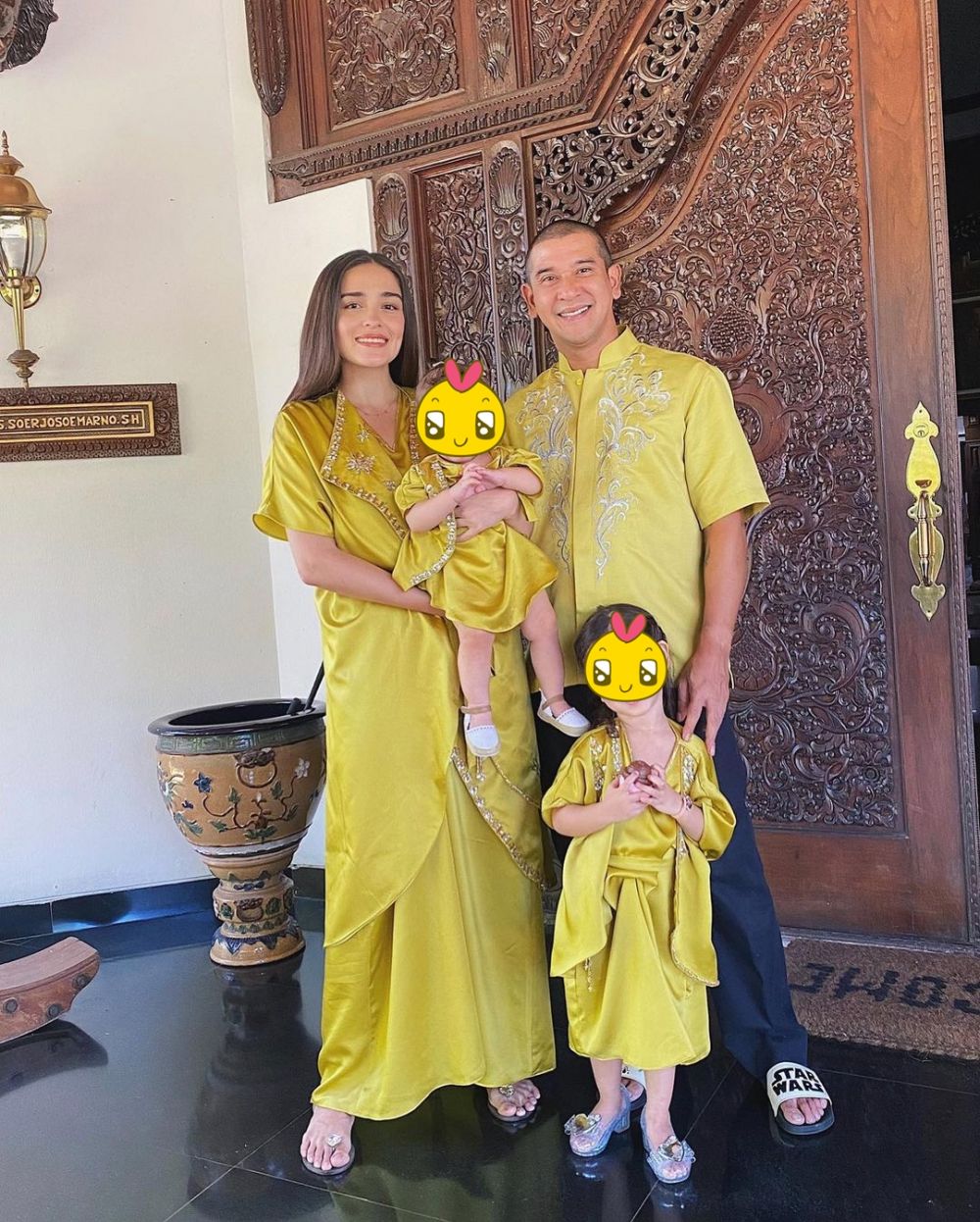 10 Penampakan rumah Yasmine Wildblood & Abi Yapto, bergaya klasik Jawa