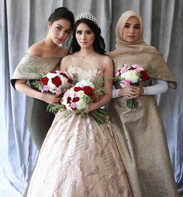 Gaya 15 seleb saat jadi bridesmaid, Mieke Amalia curi perhatian
