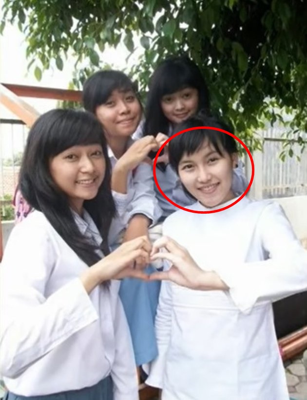 8 Potret lawas Ayu Ting Ting & geng pertemanannya zaman SMA, hits abis
