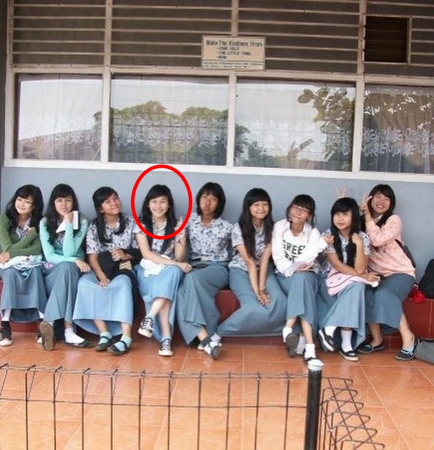 8 Potret lawas Ayu Ting Ting & geng pertemanannya zaman SMA, hits abis