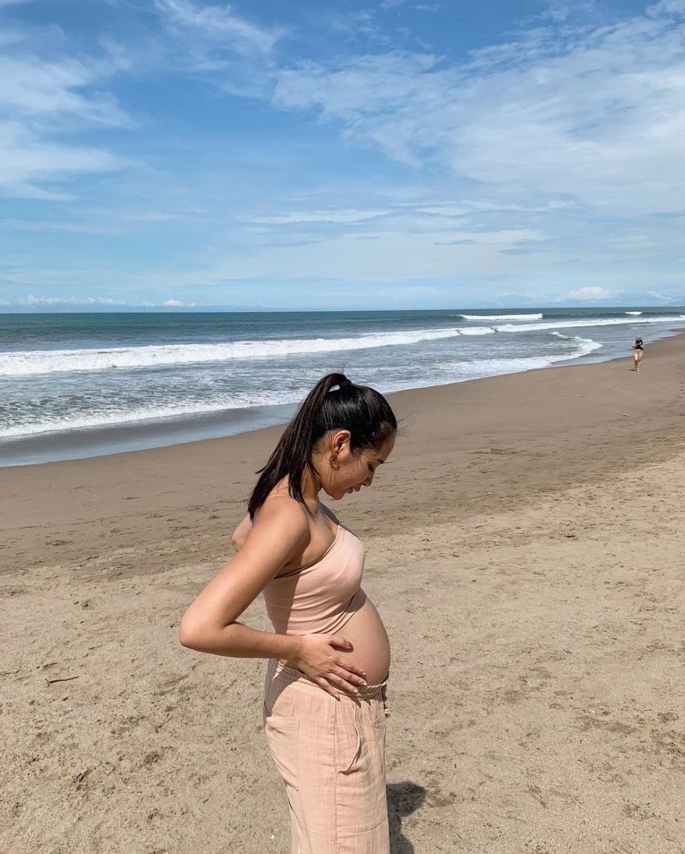 8 Momen babymoon Niken Anjani di Bali, seru bermain panahan