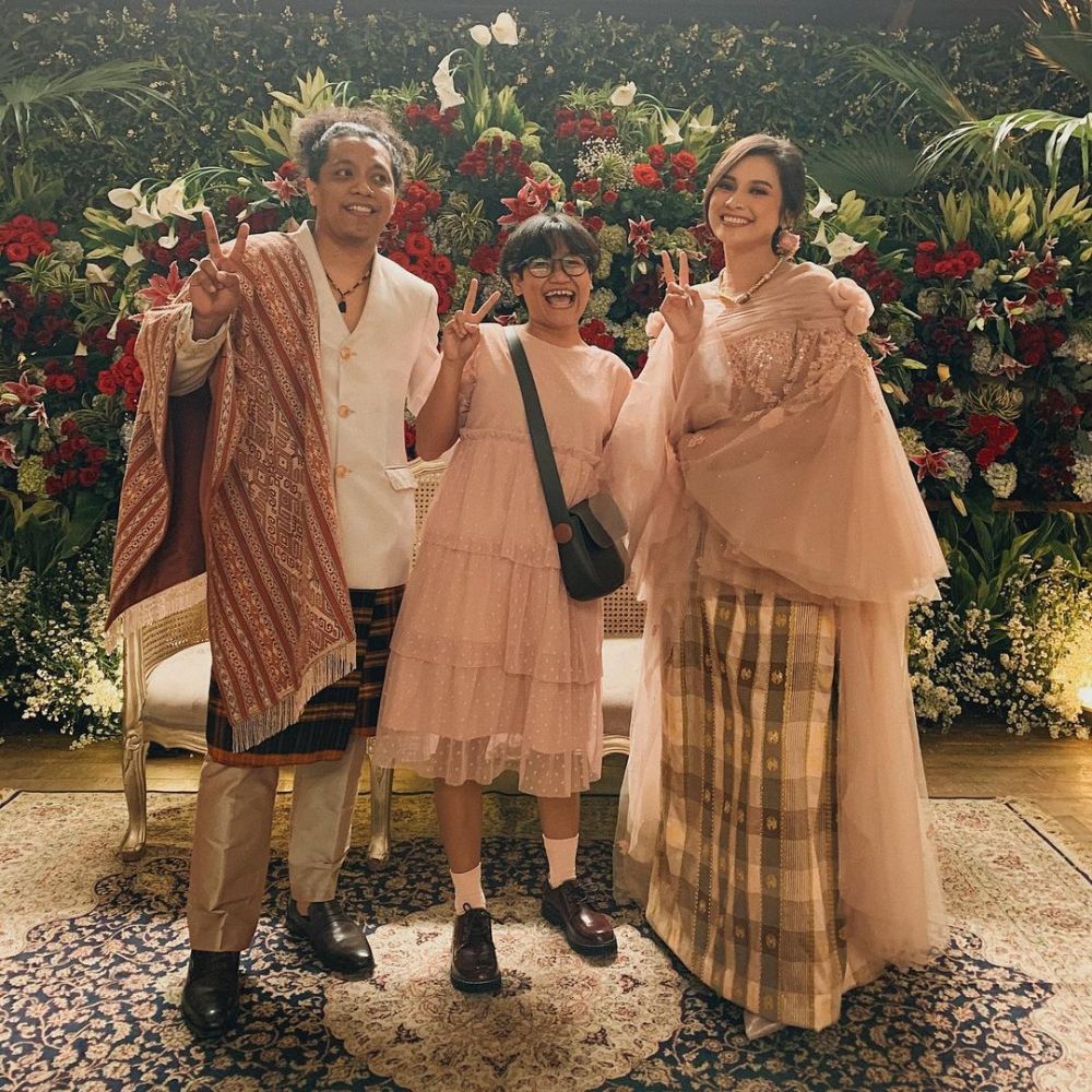 Gaya 10 seleb di pernikahan Arie Kriting dan Indah Permatasari