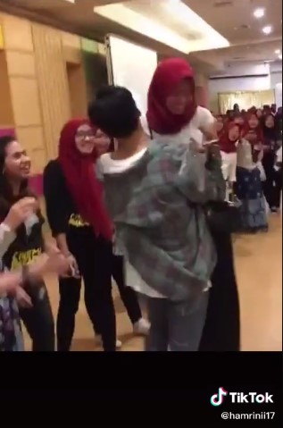 Digendong Jefri Nichol, cewek ini sukses bikin warganet melongo