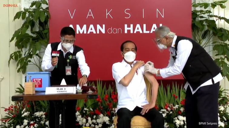 Momen Jokowi disuntik vaksin Covid-19 Sinovac