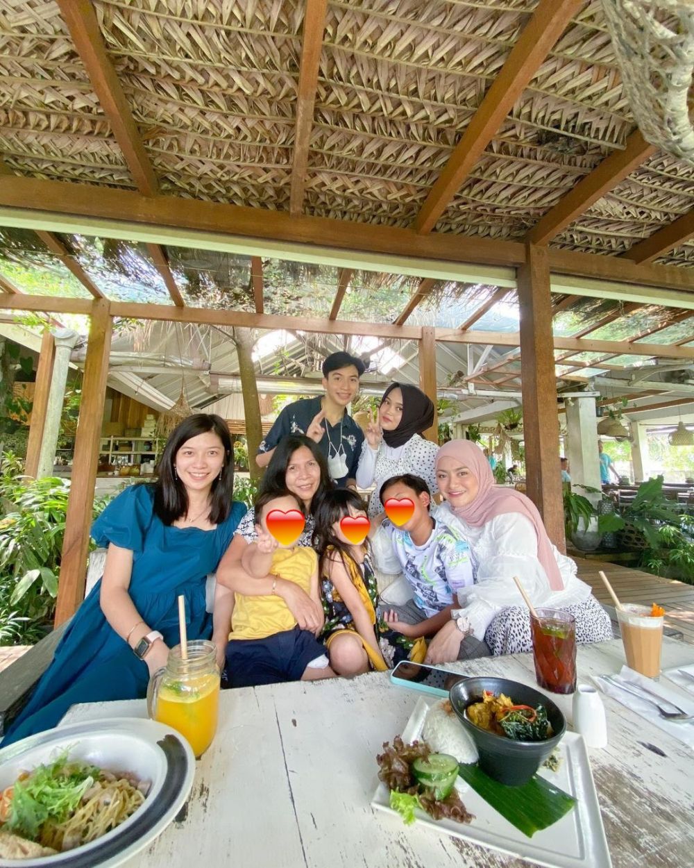 10 Momen kedekatan Putri Delina dan keluarga Jeffry Raksa