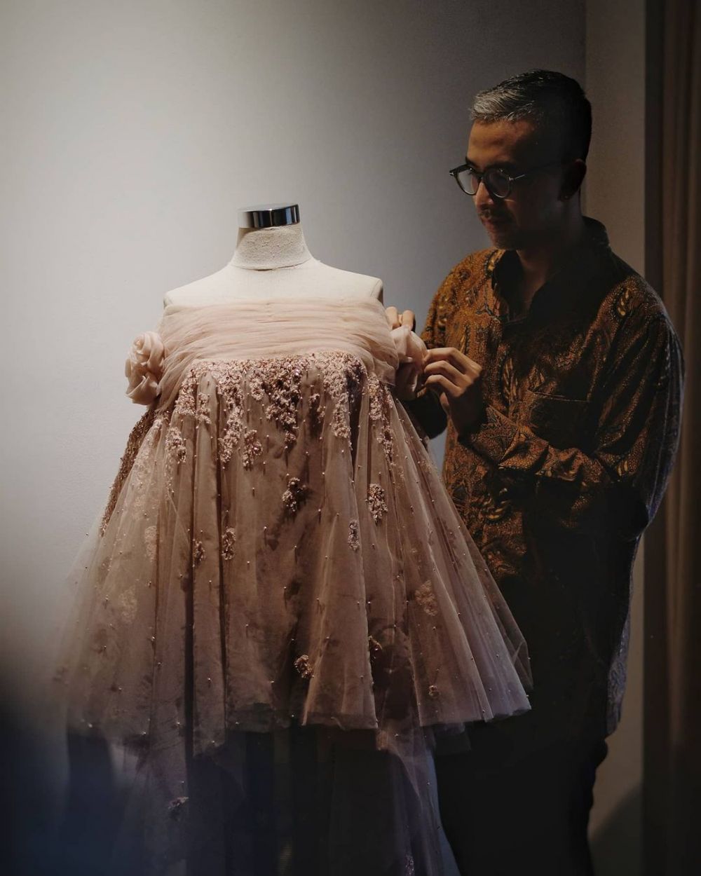 10 Potret gaun pernikahan Indah & Arie Kriting, karya Didiet Maulana