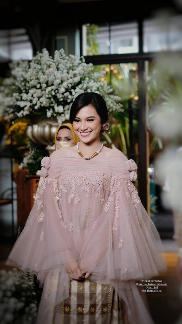 10 Potret gaun pernikahan Indah & Arie Kriting, karya Didiet Maulana