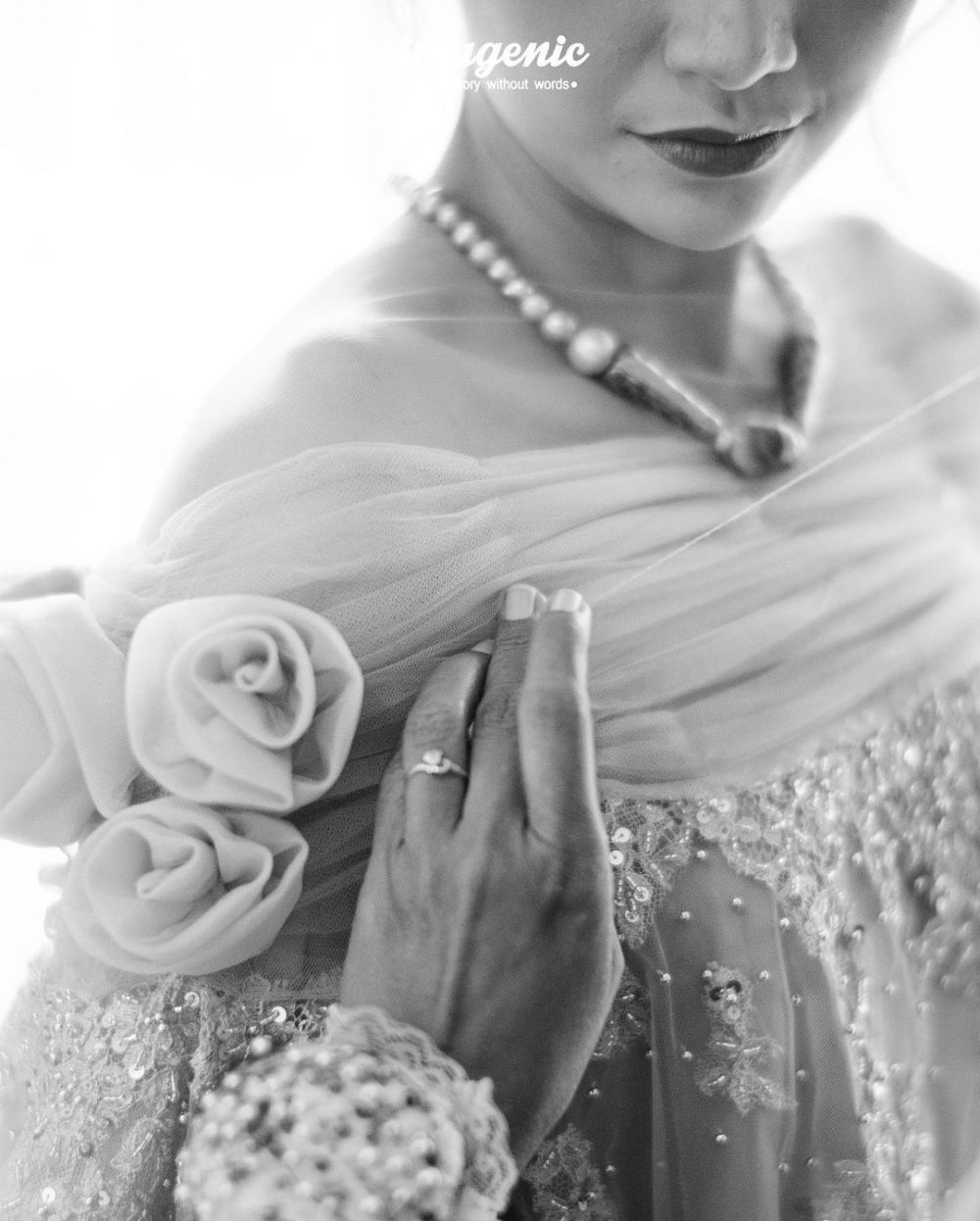 10 Potret gaun pernikahan Indah & Arie Kriting, karya Didiet Maulana