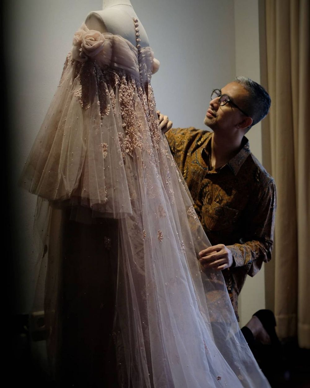 10 Potret gaun pernikahan Indah & Arie Kriting, karya Didiet Maulana