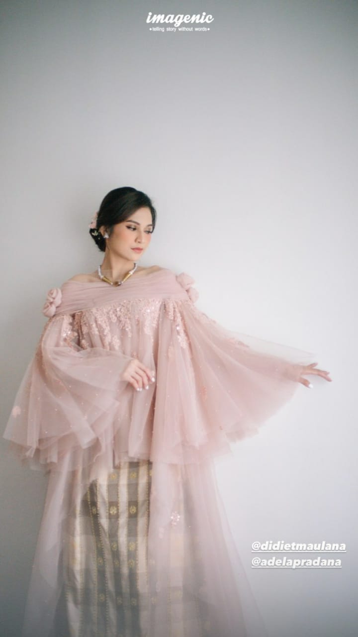 10 Potret gaun pernikahan Indah & Arie Kriting, karya Didiet Maulana