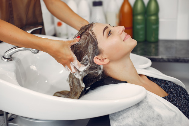 12 Cara merawat rambut agar tetap sehat di rumah, simpel dan antiboros