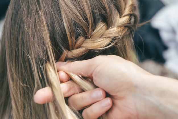 12 Cara merawat rambut agar tetap sehat di rumah, simpel dan antiboros