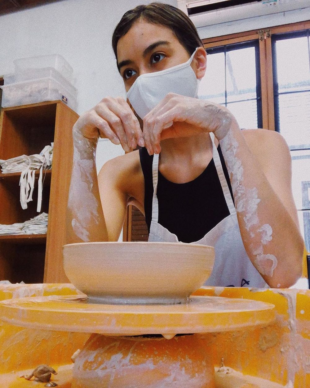 10 Momen Sophia Latjuba dan Eva Celia buat tembikar, jadi hobi baru
