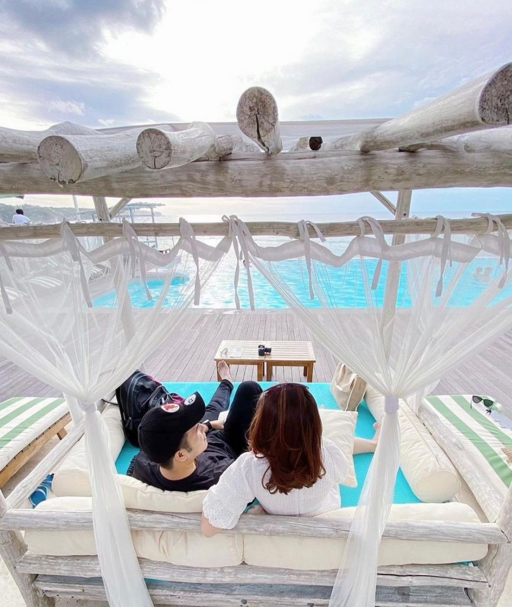 10 Momen bulan madu Rosiana Dewi & Handika Pratama di Bali, romantis
