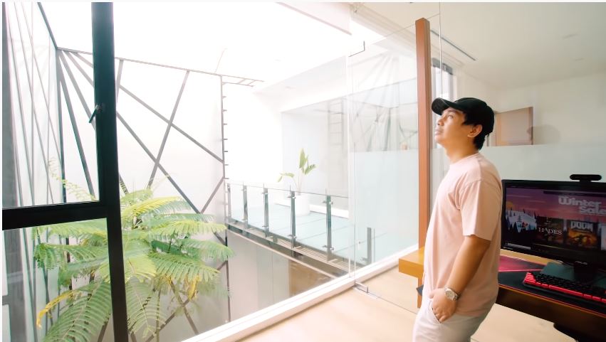 11 Potret rumah Raditya Dika usai renovasi, kandang kucingnya disorot