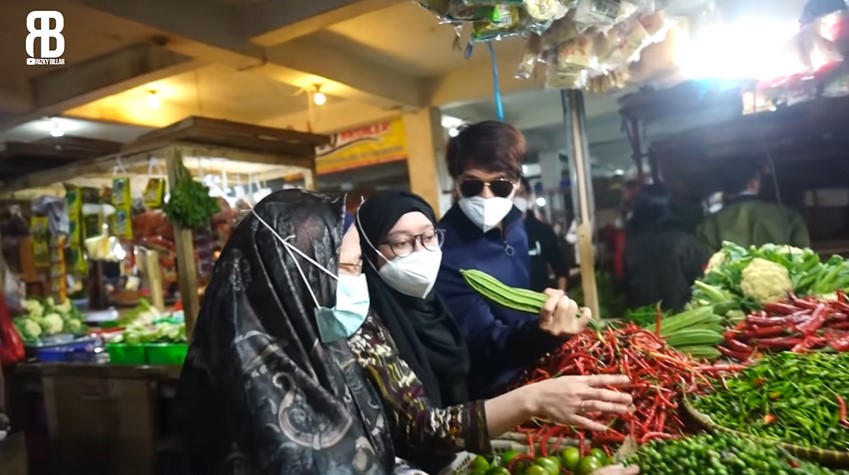 10 Momen Lesty Kejora dan Rizky Billar di pasar, ditantang belanja