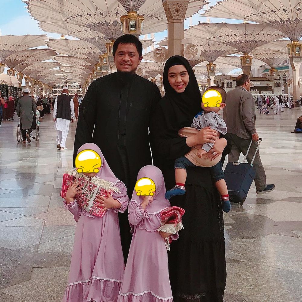 Anniversary ke-7, 10 potret perjalanan cinta Oki Setiana Dewi & suami