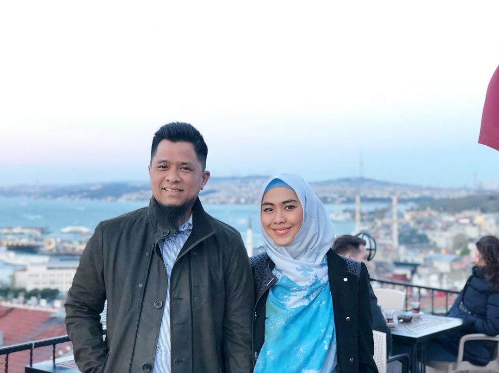 Anniversary ke-7, 10 potret perjalanan cinta Oki Setiana Dewi & suami