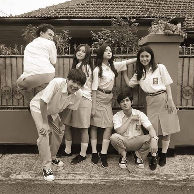 Potret 8 seleb cantik bergaya ala 90-an, totalitas pol