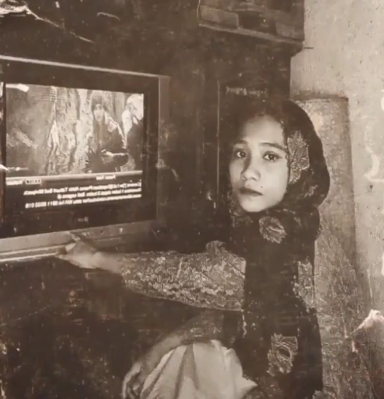 Potret 8 seleb cantik bergaya ala 90-an, totalitas pol