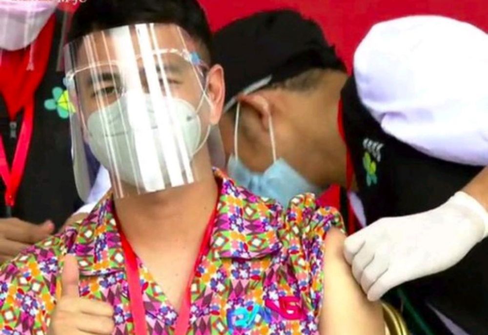 Gaya casual Raffi Ahmad saat suntik vaksin Covid-19