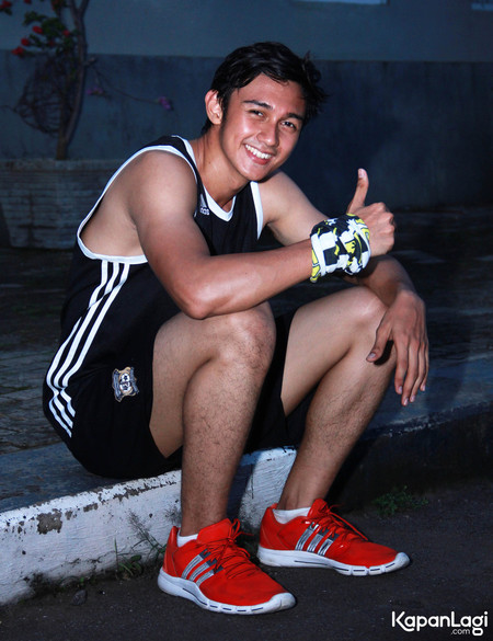 10 Potret Caesar Hito di awal karier, gaya rambutnya curi perhatian