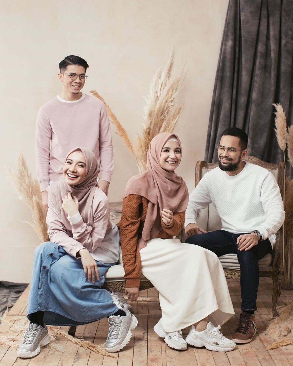 8 Momen akrab pesinetron dengan adik ipar, ada Putri Anne