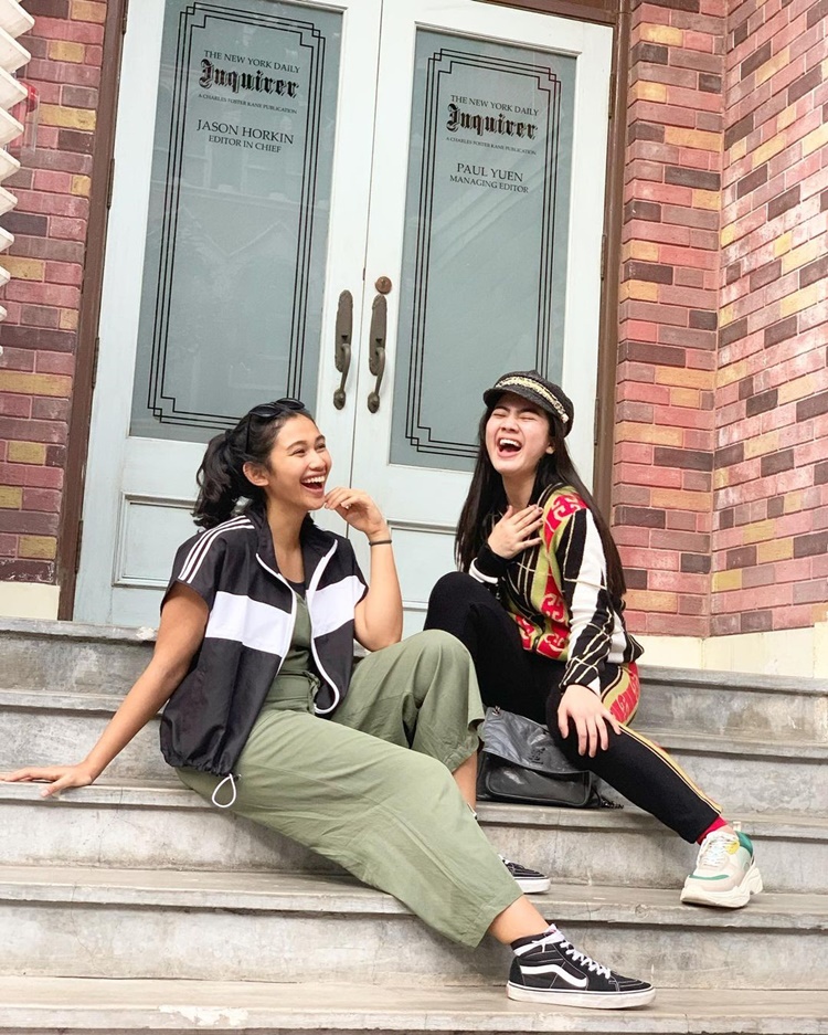 8 Momen akrab pesinetron dengan adik ipar, ada Putri Anne